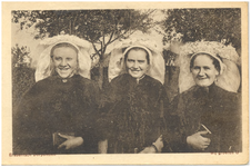 18219 Drie vrouwen in klederdracht : met poffer en bijbel, 1900 - 1917