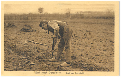 18220 Het omspitten van de akker door de boer, 1910 - 1922