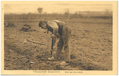 18220 Het omspitten van de akker door de boer, 1910 - 1922