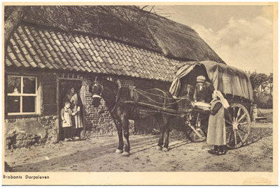 18227 Het straatventen door bakker Piet den Ouden of kruidenier Machielsen, met paard en wagen. In de deur Beth van ...