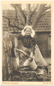 18242 Het pompen van water door de boerin, 1900 - 1920