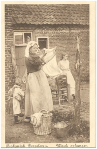 18243 Huishoudelijke hygiëne : Het ophangen van de was door de boerin achter de boerderij, bij een omheining van ...