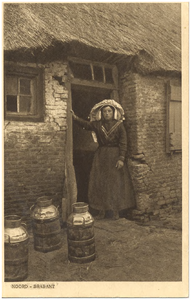 18244 Boerin in de deurpost met ervoor drie melkbussen, 1900 - 1920