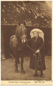 18251 Het leiden van het paard uit de stal door de boerin in klederdracht, 1900 - 1920