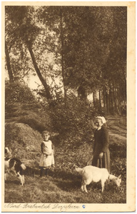 18253 Het hoeden van geiten door de boerin en dochter, 1920 - 1930