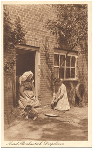 18261 Huishoudelijke hygiëne : het schuren van een schaal met zand, 1910 - 1919
