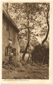 18262 Het handwerken door een boerin, zittend op het kachelhout naast een boerderij, 1900 - 1920