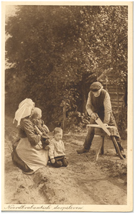 18264 Het zagen van een plank door de boer, met ernaast een vrouw met twee kinderen, 1910 - 1930