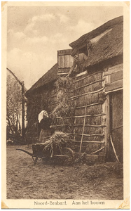 18265 Het overbrengen van het hooi van de kruiwagen op de zolder of schelft, door een beor en boerin, 1900 - 1920