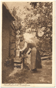 18266 Het slijpen van het mes door de boer, de boerin draait de slijpsteen, 1905 - 1914