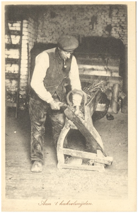 18284 Het hakselen van stro door de boer, 1910 - 1930