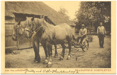 18291 Een dubbelspan paarden met een wagen of werktuig erachter, op het erf van een boerderij, 1930 - 1950