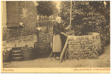 18306 Het putten van water uit de waterput door de boerin, 1910 - 1917