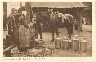 18324 Het laten drinken van het paard bij de put. Op de voorgrond de bij de put melkbussen, 1910 - 1930