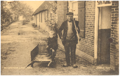 18330 Landarbeider en zoon naast een kruiwagen naast een arbeiderswoning, z.j.