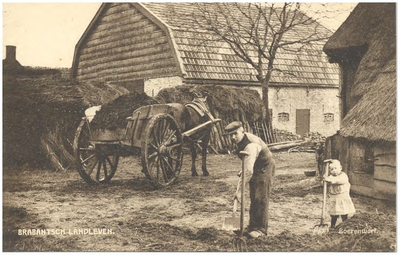 18332 Het laden van de hoogkar door een boer en een kind, op het erf van een boerderij, z.j.