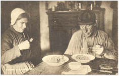 18342 Consumptie : het eten van een maaltijd door boer en boerin aan tafel, 1900 - 1920