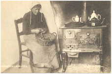 18344 Voedselbereiding : het schillen van de aardapellen bij de kachel door de boerin, 1900 - 1920