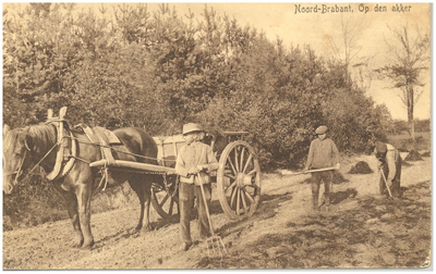 18354 Het bemesten van het veld : drie boeren rijden met paard en hoogkar over de akker en verspreiden met hun riek de ...