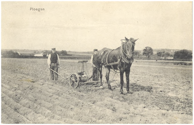 18364 Het ploegen van de akker met het paard, 1910 - 1940