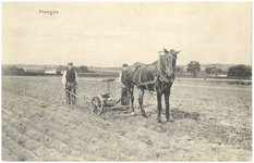 18364 Het ploegen van de akker met het paard, 1910 - 1940