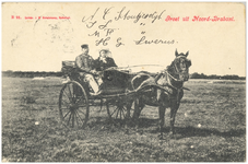 18377 Een open koets met twee personen erop en met een paard ervoor, op het land, 1900 - 1918