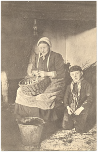 18378 Voedselbereiding : het schillen van aardappelen in de schouw, met ernaast een jongen zittend op de knieen, 1900 - 1914