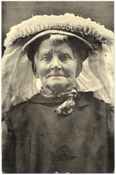 18381 Een vrouw met poffer, 1890 - 1920