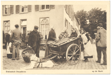 18387 Het laden of lossen van de hondenkar op de weekmarkt, 1900 - 1917