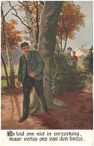 18447 Een vermoedelijk kwaadaardige man, met een mes in de hand, voor een boom, 1900 - 1920