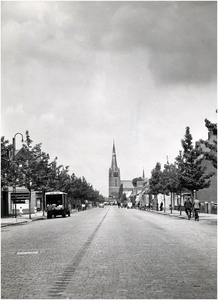 24 Aalsterweg gezien in de richting van de 'St. Joriskerk', ter hoogte van 'Anemonestraat' met links cafe 't Sporthuis, 1939