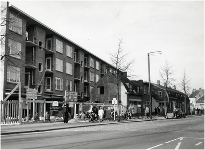 43 Bouw van een flatgebouw achter bestaande huizen. Aalsterweg nabij samenkomst met 'Leenderweg', gezien in de richting ...