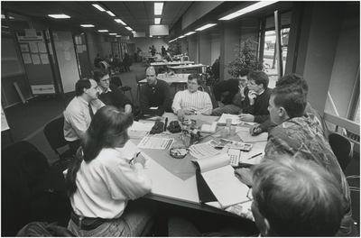 926 Een bespreking in het DAF-bemiddelingsbureau van Arbeidsbureau Start, 03-1993