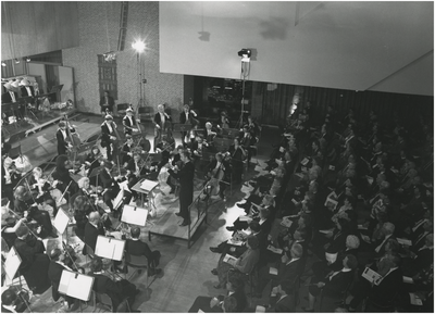 1022 Het spelen van het nieuwjaarsconcert door het Brabants Orkest in de burgerhal van het stadhuis, 01-1992