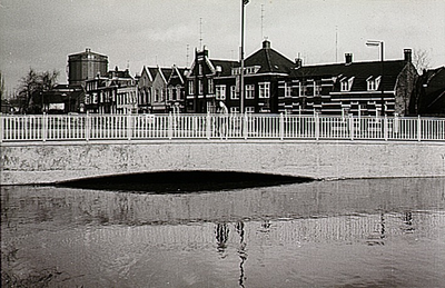 25044 Vestdijk, Dommelbrug. (burgemeester Verdijkbrug) Op de achtergrond de Bleekstraat met daarachter de grote ...