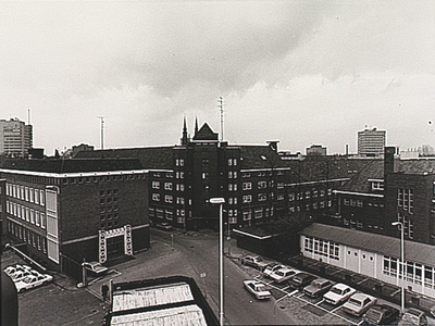 25282 Panorama van de Deken van Somerenstraat, met links de achterzijde van het politiebureau aan de 'Grote Berg', 1982