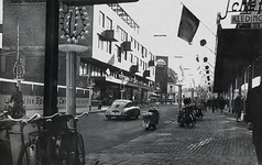 27295 Feestverlichting in de Hermanus Boexstraat ten behoeve van de bevrijdingsherdenking, 12-1961