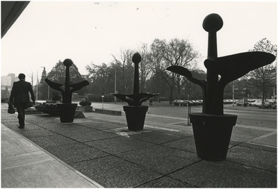 190170 Drie bloemsculpturen door kunstenaar Huub Kortekaas, Stadhuisplein, 1979