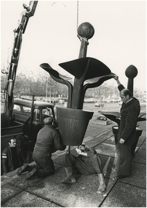 190171 Het plaatsen van drie bloemsculpturen van kunstenaar Huub Kortekaas, Stadhuisplein, 1979
