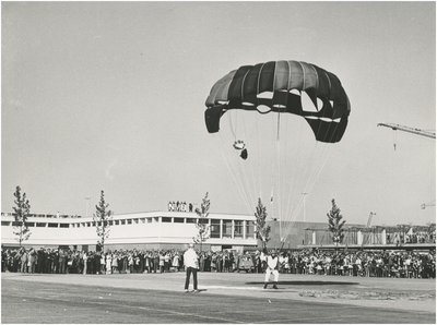 195322 Parachutespringen: demonstratie Winkelcentrum Woensel, 1971