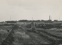 195792 Veranderend landschap van het terrein, complex Lakerlopen: arbeiders in de weer met scheppen, toren zichtbaar ...