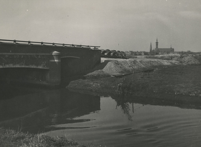 195793 Veranderend landschap bij de Dommel - Nieuwe Dommelbrug ten zuiden van de Ijzeren Man: rechts de toren van de ...