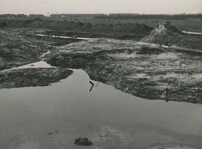 195796 Natuurontwikkeling: wijzigen van de loop van de Dommel, verbinding nieuwe Dommelbrug met Woensel, 1951 - 1955