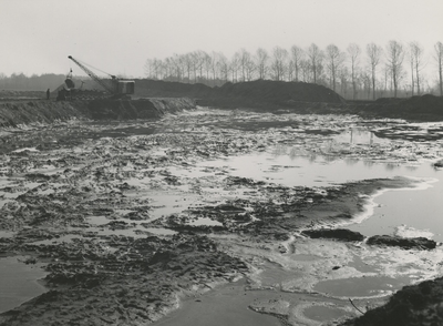 195798 Veranderend landschap: het uitgraven van zand op 't terrein aan de Koudenhovenseweg, 1951 - 1955