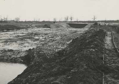 195799 Natuurontwikkeling: wijzigen van de loop van de Dommel, verbinding nieuwe Dommelbrug met Woensel, 1951 - 1955