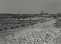 195802 Veranderend landschap: werkzaamheden tussen Tongelre en Woensel ten zuiden van de IJzeren Man. Rechts de toren ...