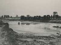 195803 Veranderend landschap: wegaanleg naar de Nieuwe Dommelbrug ten noorden van de IJzeren Man. Veldspoor, treintje ...