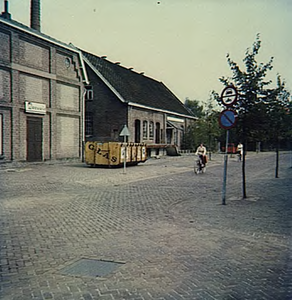 20136 De voormalige zuivelfabriek Sint Odulphus aan de Gasthuisstraat, met links het pakhuis van de Boerenbond, vlak ...