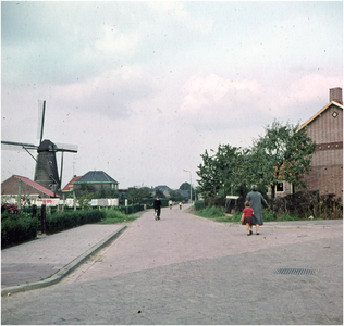255253 Molenstraat gezien vanaf de Hoogstraat, links de Zilster Molen, 1955 - 1965