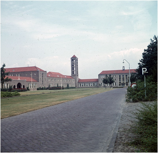 255305 Hoofdgebouw: Klooster / Internaat met klok, 1958 - 1965